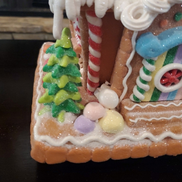 Whimsical Ice Cream Gingerbread House-NWT - Picture 5 of 13